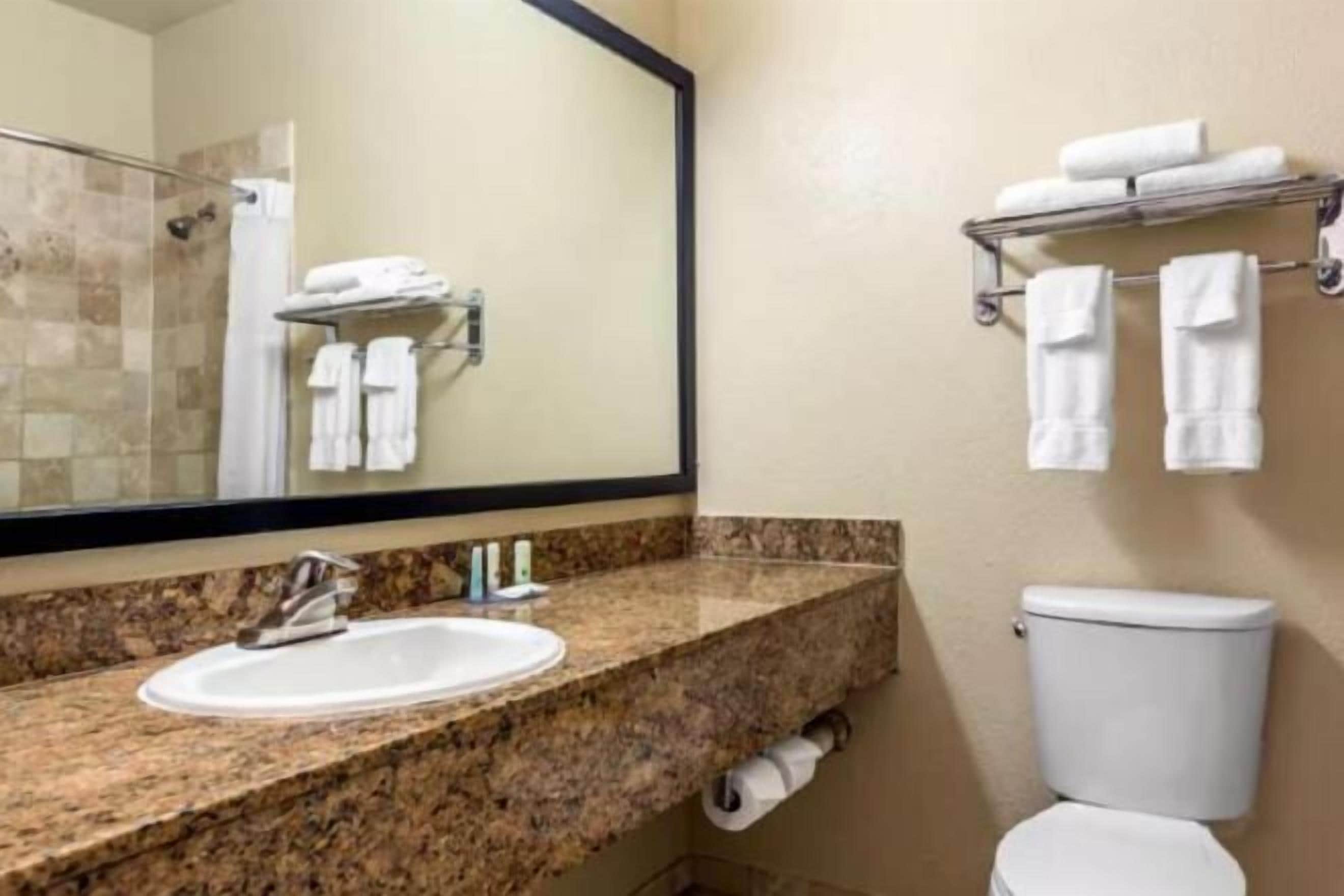 Ensemble douche/baignoire, articles de toilette gratuits, sèche-cheveux