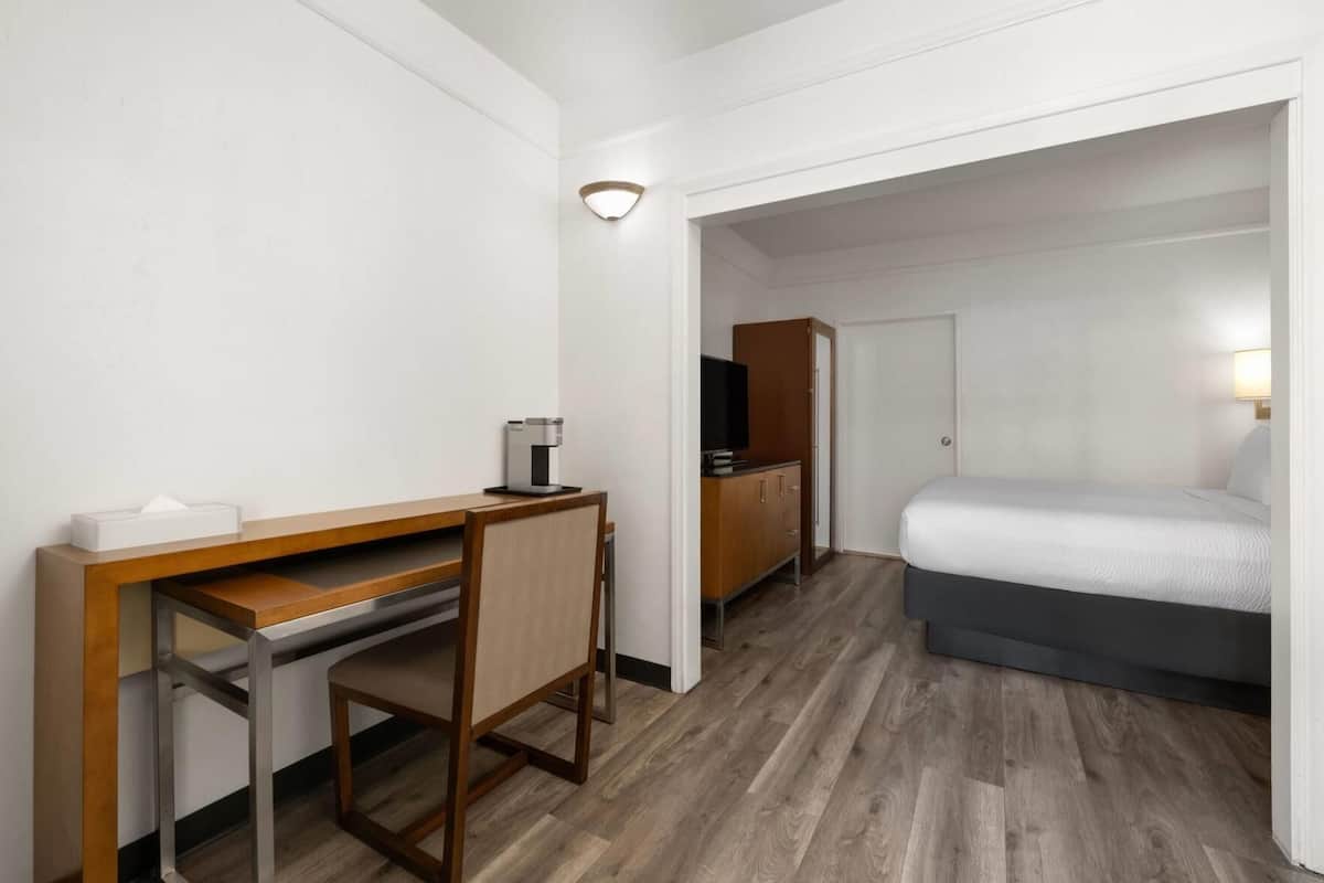 Een minibar, een bureau, een laptopwerkplek, verduisterende gordijnen