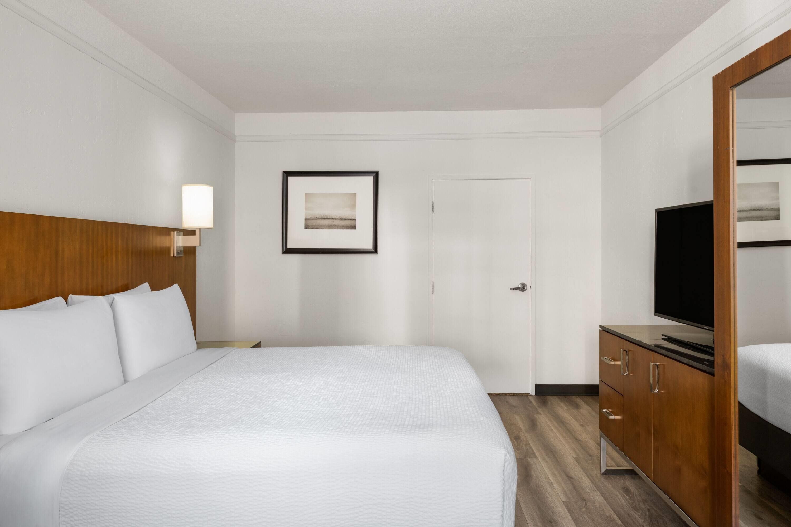 Suite, 1 King Bed, Mobility Accessible (Hearing, Shower w/Grab Bars)