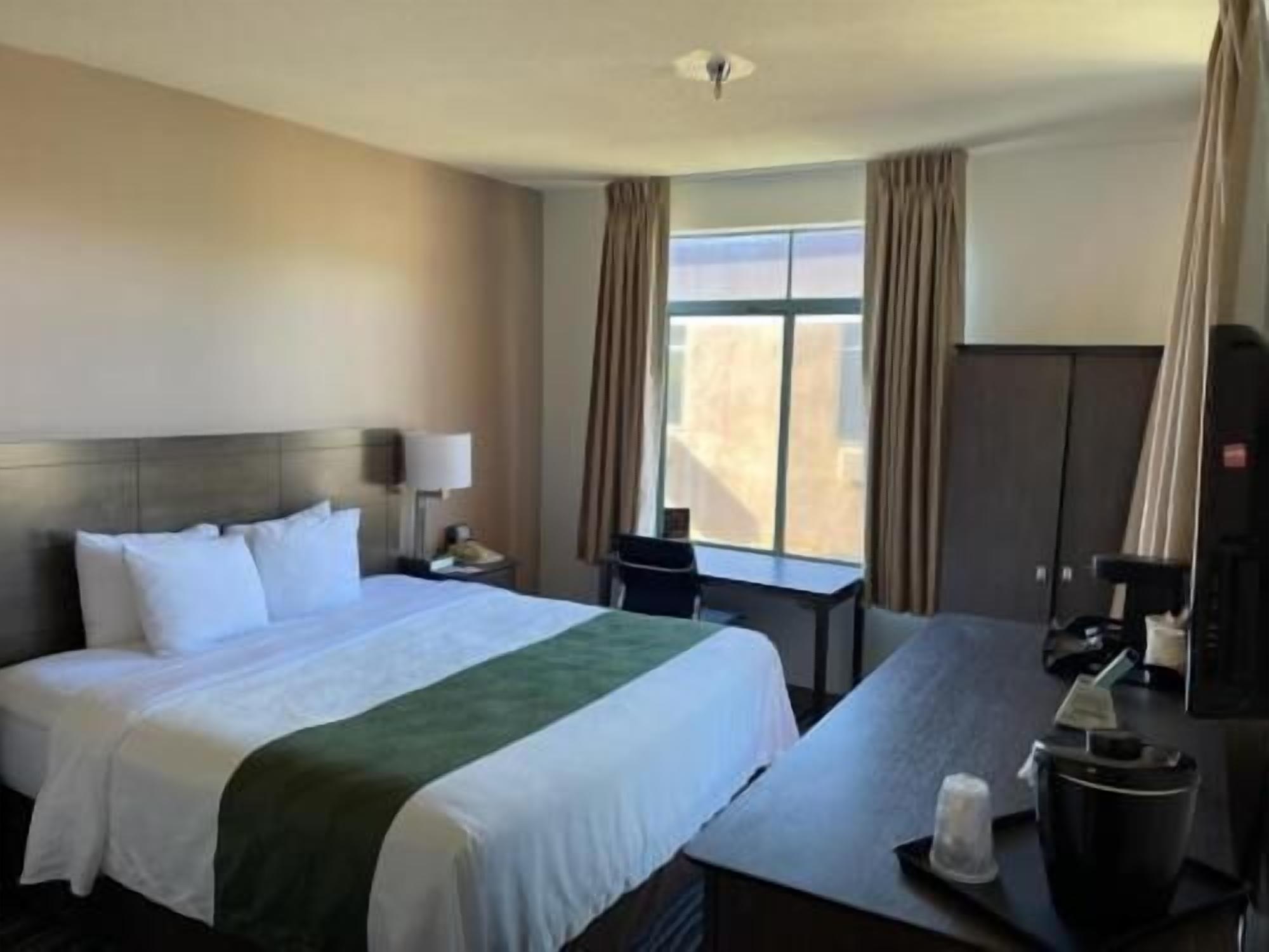Minibar, desk, laptop workspace, blackout drapes