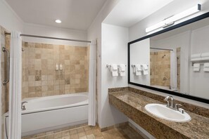 Premium Suite, 2 Katil Ratu (Queen), Non Smoking | Bilik Mandi | Gabungan pancuran/tab mandi, kelengkapan dandanan diri percuma 