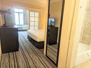 Suite estudio Deluxe, 1 cama King size, para no fumadores | Minibar, escritorio y espacio para trabajar con laptop 