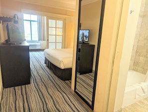 Suite estudio Deluxe, 1 cama King size, para no fumadores | Minibar, escritorio y espacio para trabajar con laptop