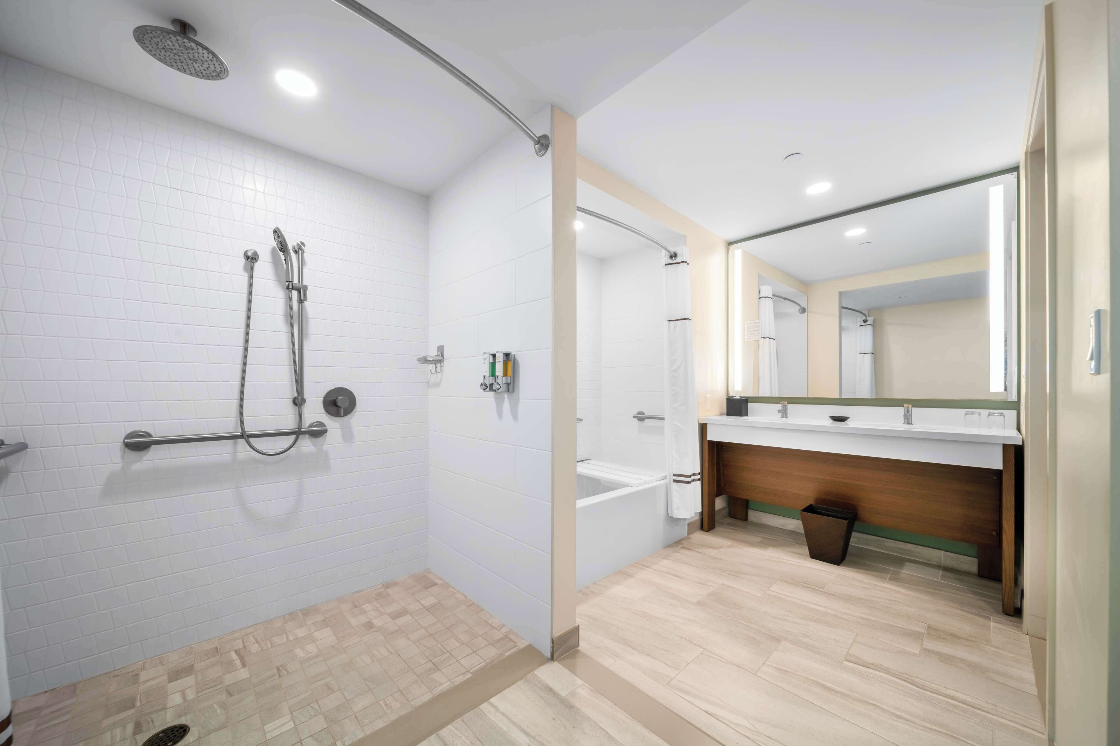 Un baño moderno con ducha, inodoro y lavamanos.