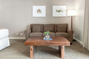 Junior suite (Premium Courtyard, 1 King Bed) | Luxe beddengoed, donsdekens, een kluis op de kamer, een bureau