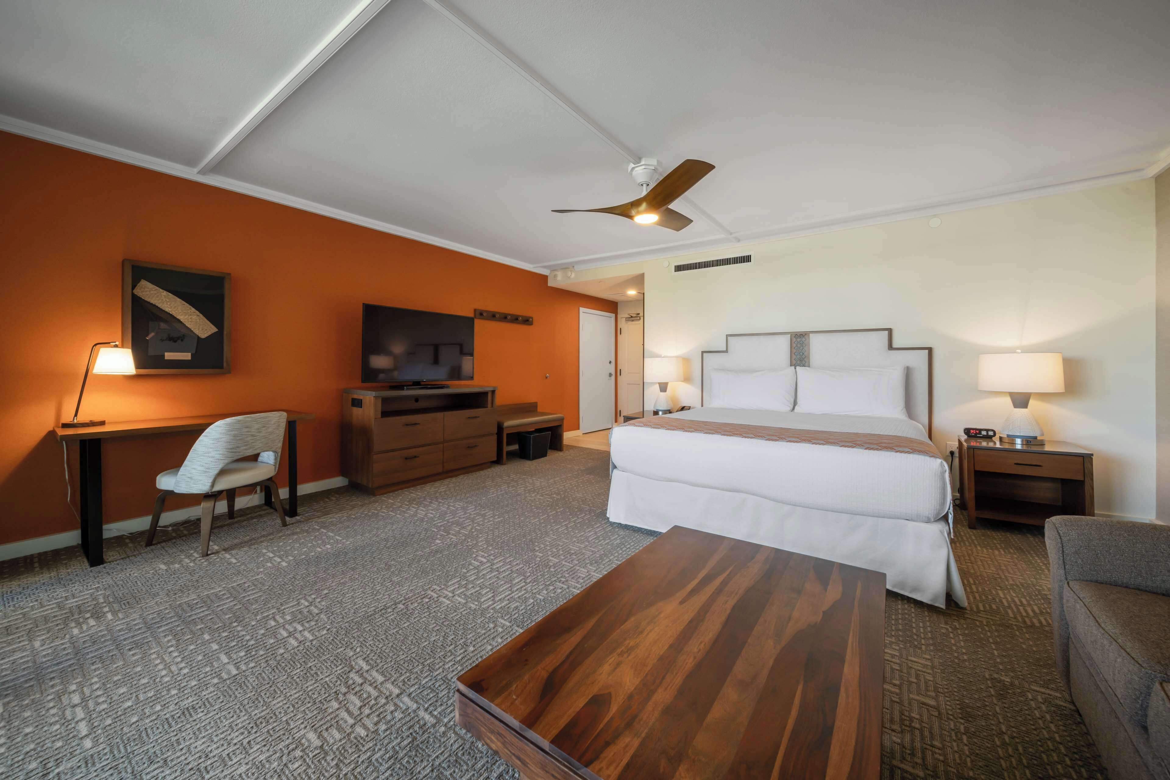 Suite junior, con acceso para personas discapacitadas (Premium Courtyard, 1 King Bed) | Ropa de cama de alta calidad y edredón 
