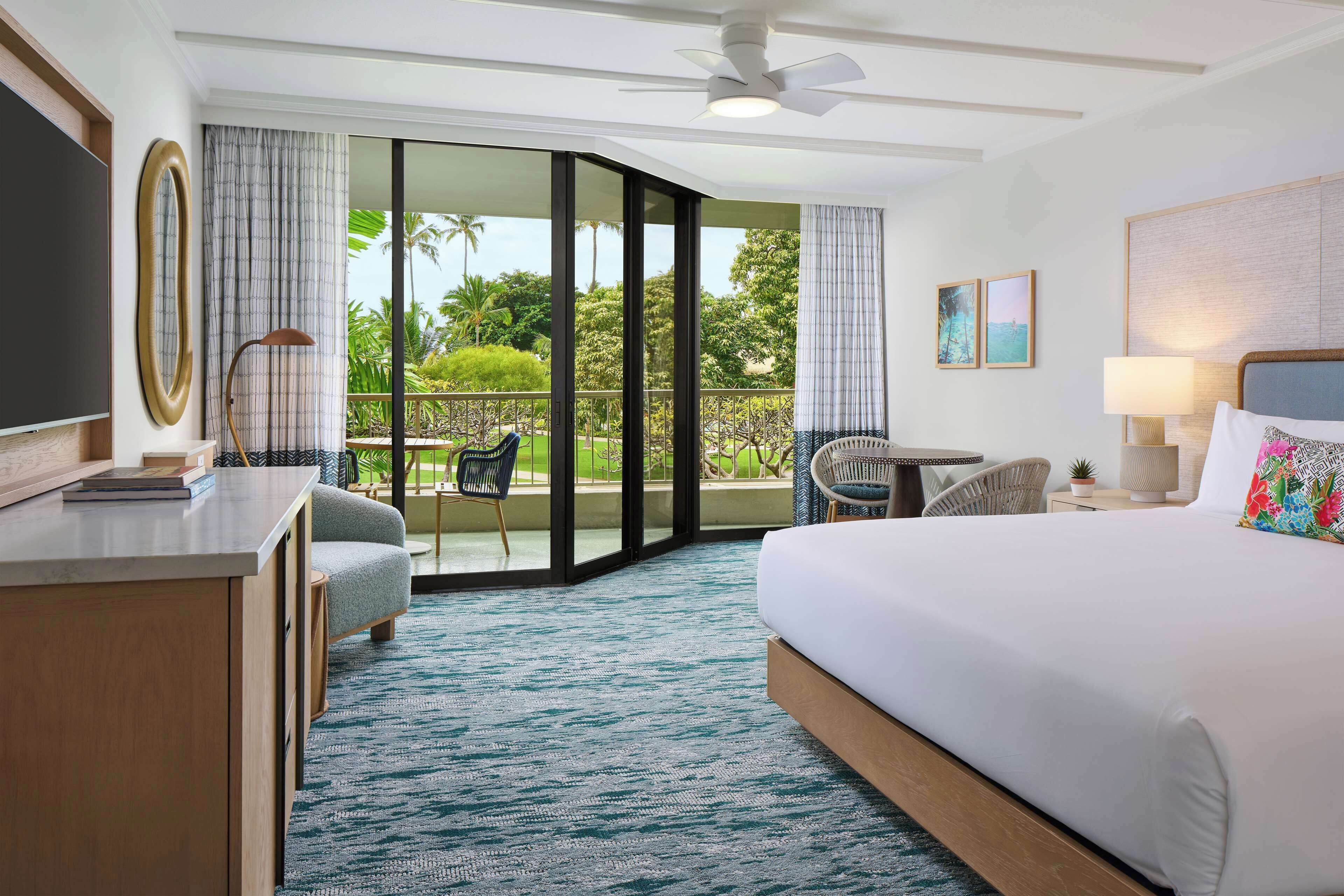 Signature Room, 1 King Bed, Courtyard View