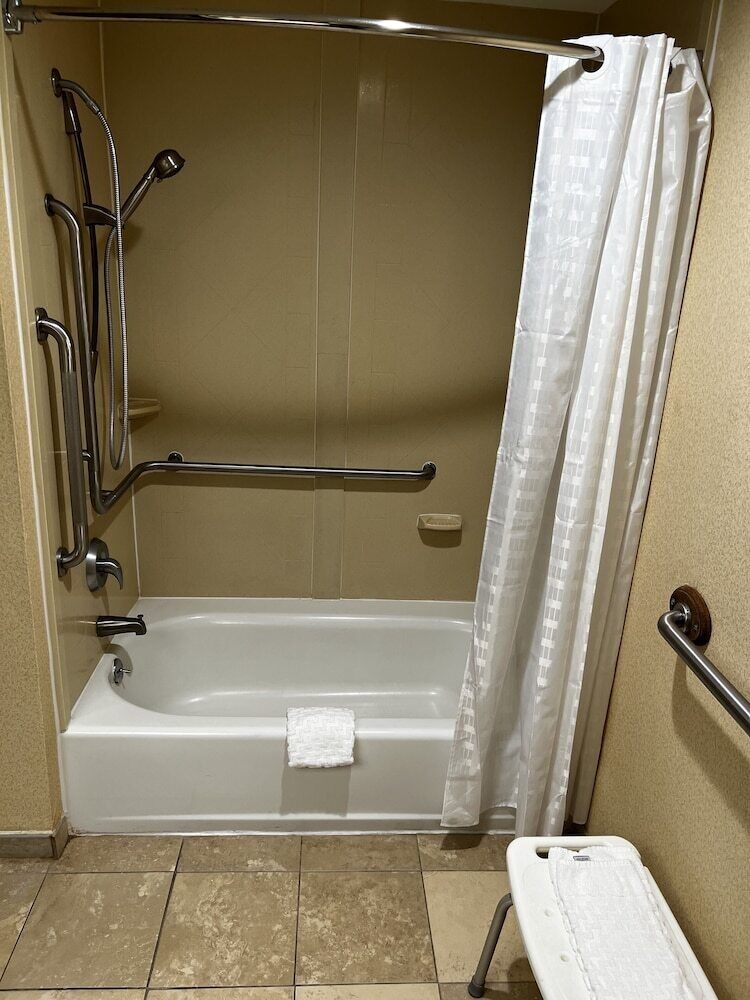 Bathroom | Combined shower/tub, free toiletries, hair dryer, towels