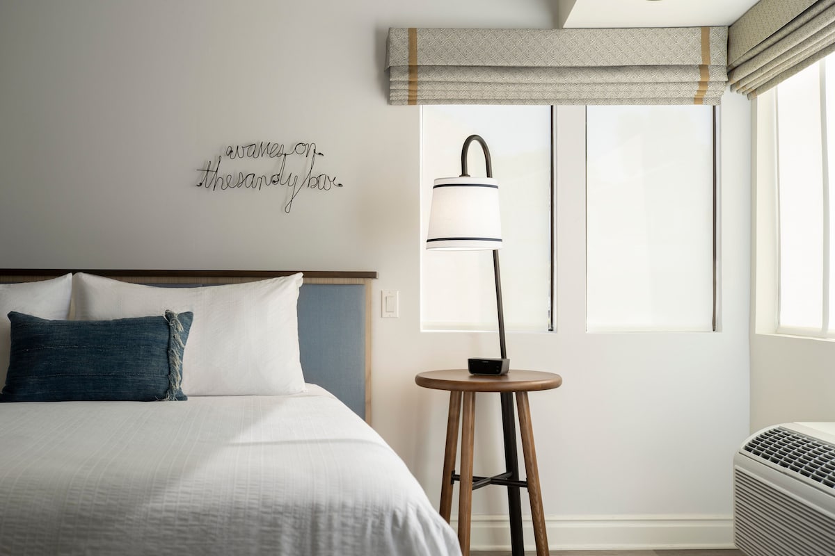 1 Schlafzimmer, hochwertige Bettwaren, Schreibtisch