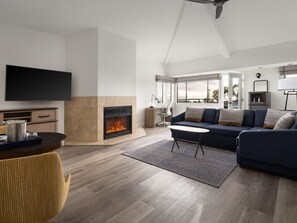 Suite, 1 King Bed | Premium bedding, desk, blackout drapes, iron/ironing board - Hotel Indigo San Diego Del Mar by IHG (Del Mar)