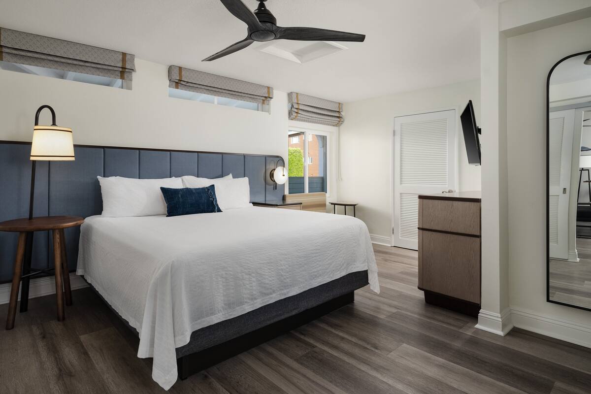 Suite, 1 slaapkamer | Luxe beddengoed, een bureau, verduisterende gordijnen