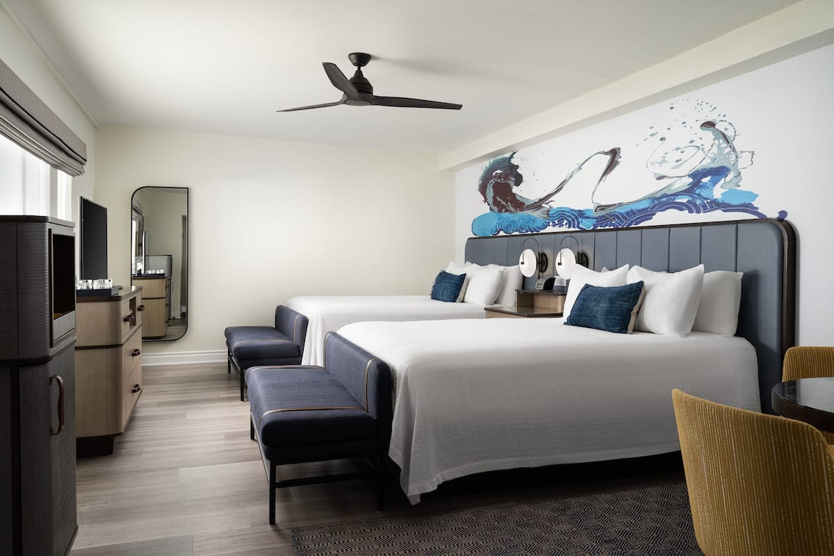1 Schlafzimmer, hochwertige Bettwaren, Schreibtisch