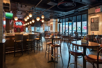 Serves dinner and happy hour at New York Marriott Downtown