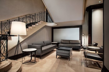 Hotel entrance and lobby at New York Marriott Downtown