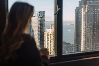 Deluxe Room, 1 King Bed, Harbor View | Premium bedding, in-room safe, desk, iron/ironing board at New York Marriott Downtown