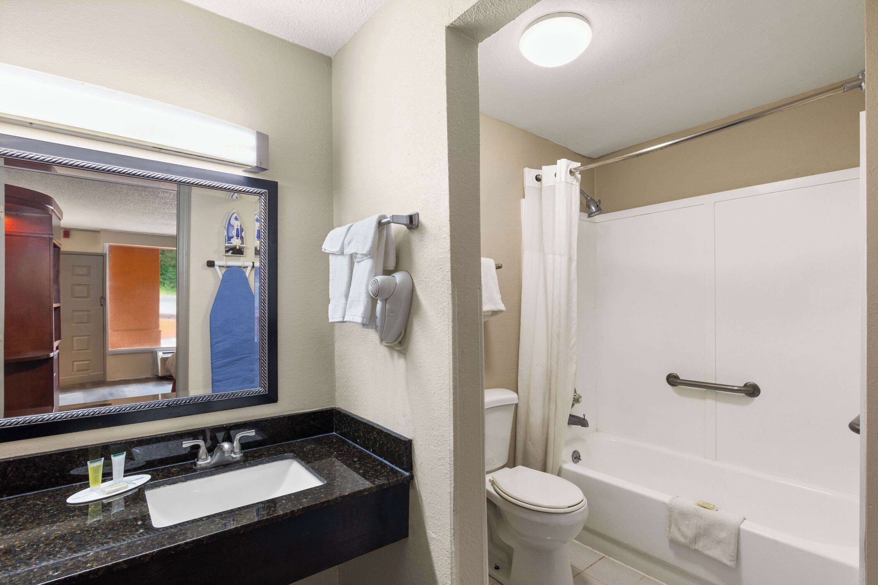 Chambre, 1 très grand lit, accessible aux personnes à mobilité réduite, non-fumeur | Salle de bain adaptée