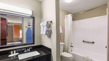 Chambre, 1 très grand lit, accessible aux personnes à mobilité réduite, non-fumeur | Salle de bain adaptée