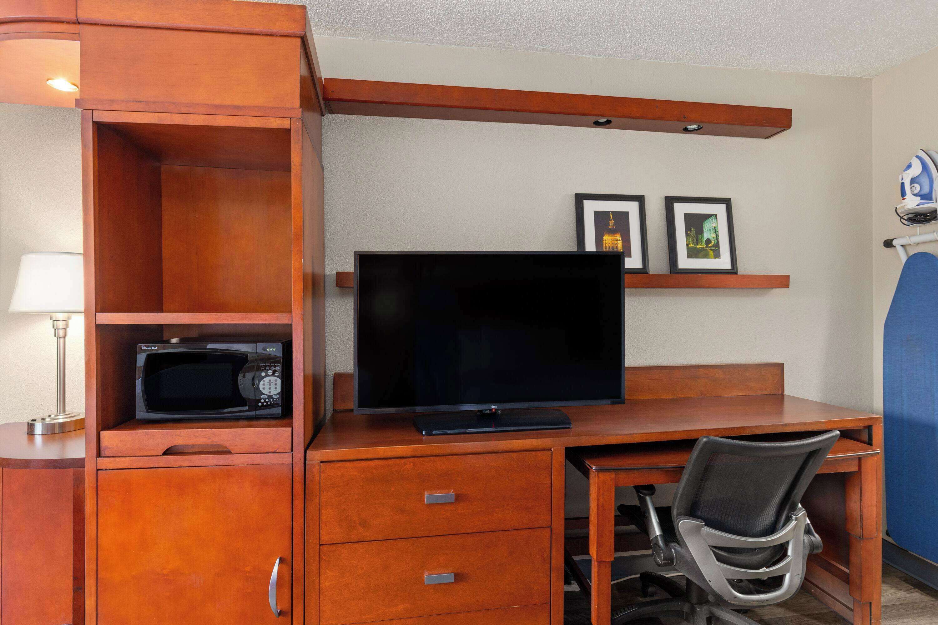 Room, 1 King Bed, Accessible, Non Smoking | Desk, blackout curtains, iron/ironing board, free cots/infant beds
