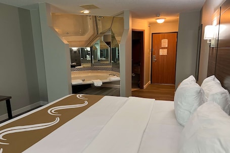 Standard Room, 1 King Bed, Non Smoking, Jetted Tub | 1 bedroom, desk, blackout drapes, iron/ironing board