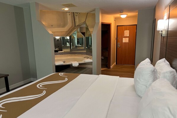 Standard Room, 1 King Bed, Non Smoking, Jetted Tub | Desk, blackout drapes, iron/ironing board, free WiFi
