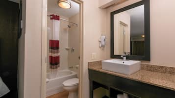 Ein Badezimmer mit Badewanne, Toilette und Waschbecken.