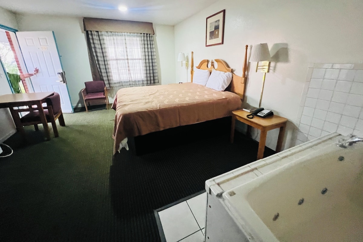 Chambre, 1 très grand lit, non-fumeurs, baignoire à jets | Bureau, fer et planche à repasser, Wi-Fi gratuit, draps fournis