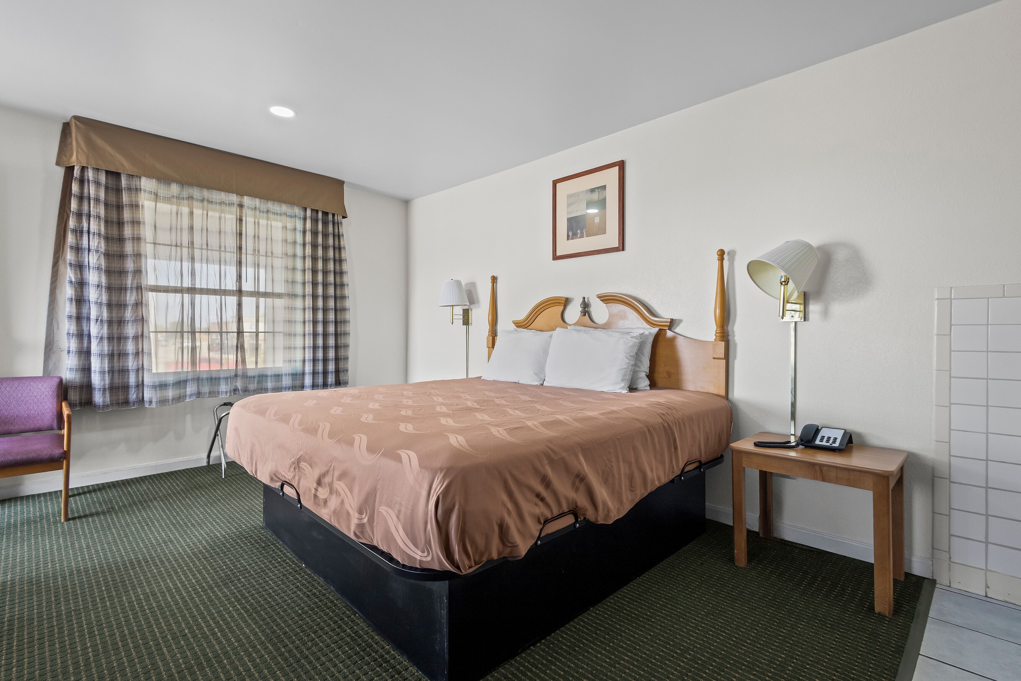 Chambre, 1 très grand lit, non-fumeur, baignoire à jets | Bureau, fer et planche à repasser, accès au Wi-Fi (inclus)