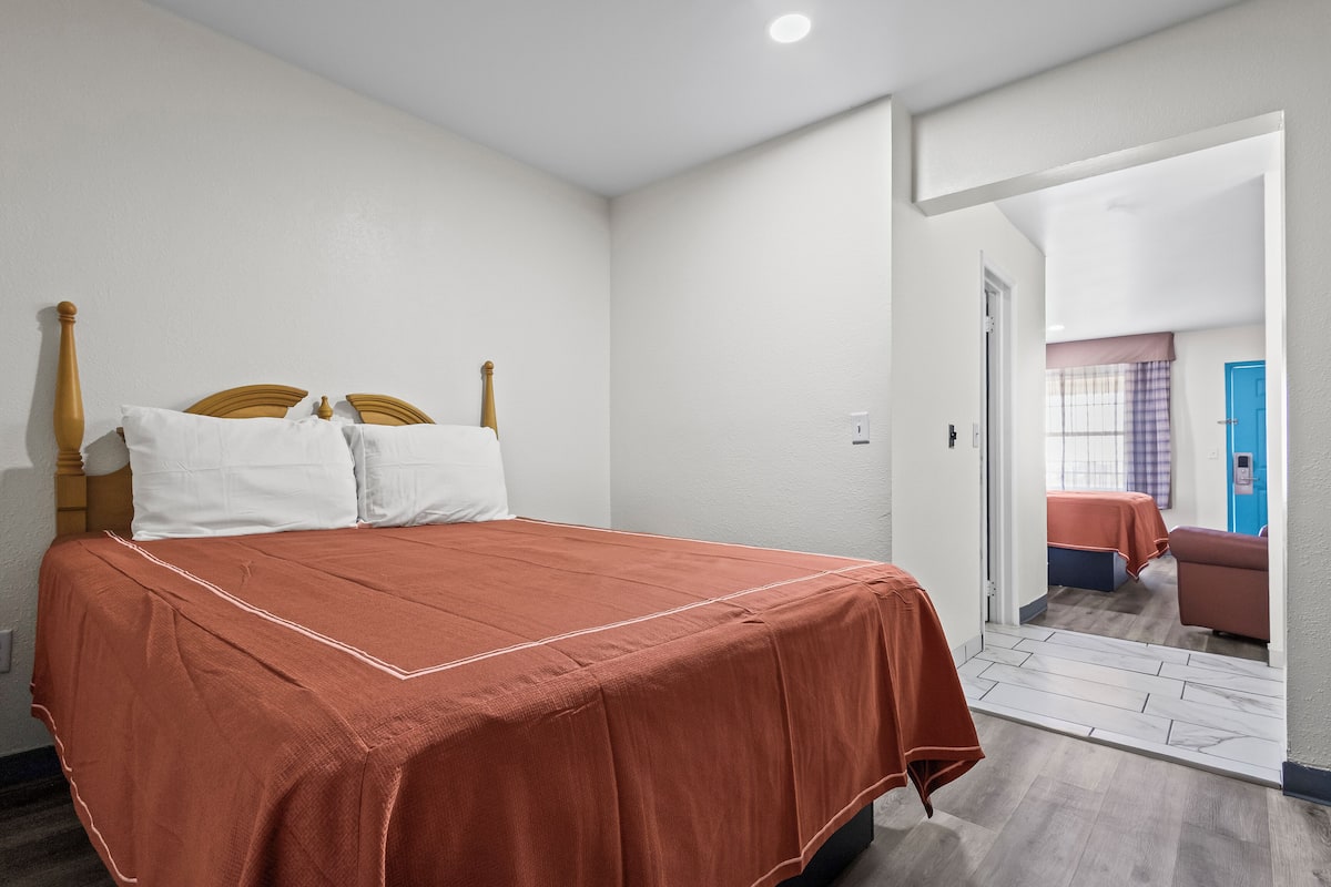 Room, 1 King Bed, Smoking | Desk, iron/ironing board, free WiFi, bed sheets
