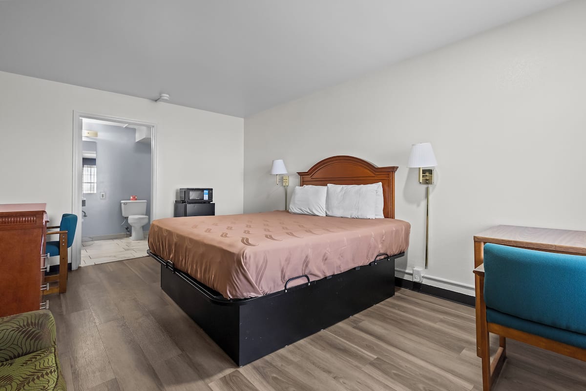Room, 1 Queen Bed, Accessible, Non Smoking | Desk, iron/ironing board, free WiFi, bed sheets