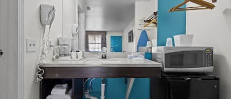 Een bad/douchecombinatie, gratis toiletartikelen, een haardroger