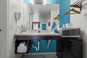 Combined shower/bathtub, free toiletries, hair dryer, towels
