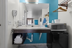 Combined shower/bathtub, free toiletries, hair dryer, towels