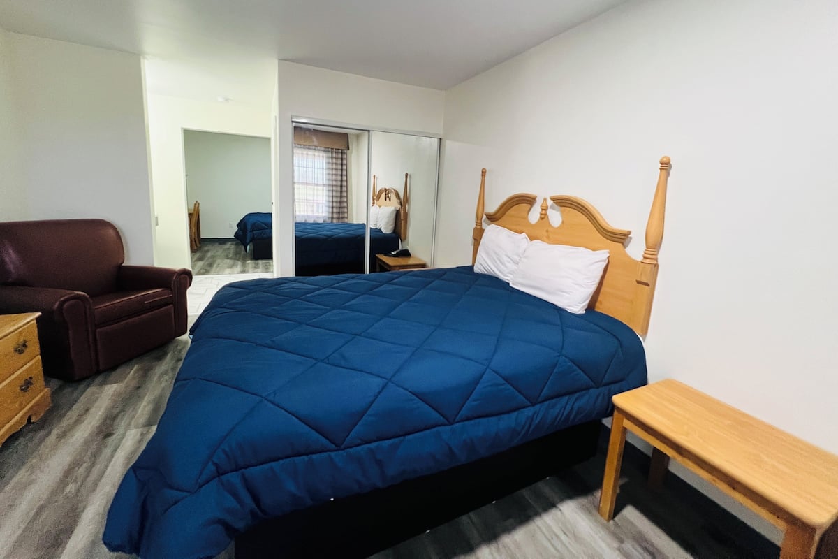 Chambre, 1 très grand lit, fumeurs | Bureau, fer et planche à repasser, Wi-Fi gratuit, draps fournis