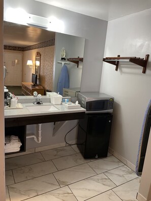 One queen bed non smoking | Bathroom