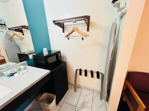 ห้องพัก, เตียงควีนไซส์ 1 เตียง, อ่างอาบน้ำสำหรับผู้ต้องการความช่วยเหลือพิเศษ, ปลอดบุหรี่ | ห้องน้ำ | ฝักบัวในอ่างอาบน้ำ, ของใช้ในห้องน้ำฟรี, ไดร์เป่าผม, ผ้าเช็ดตัว
