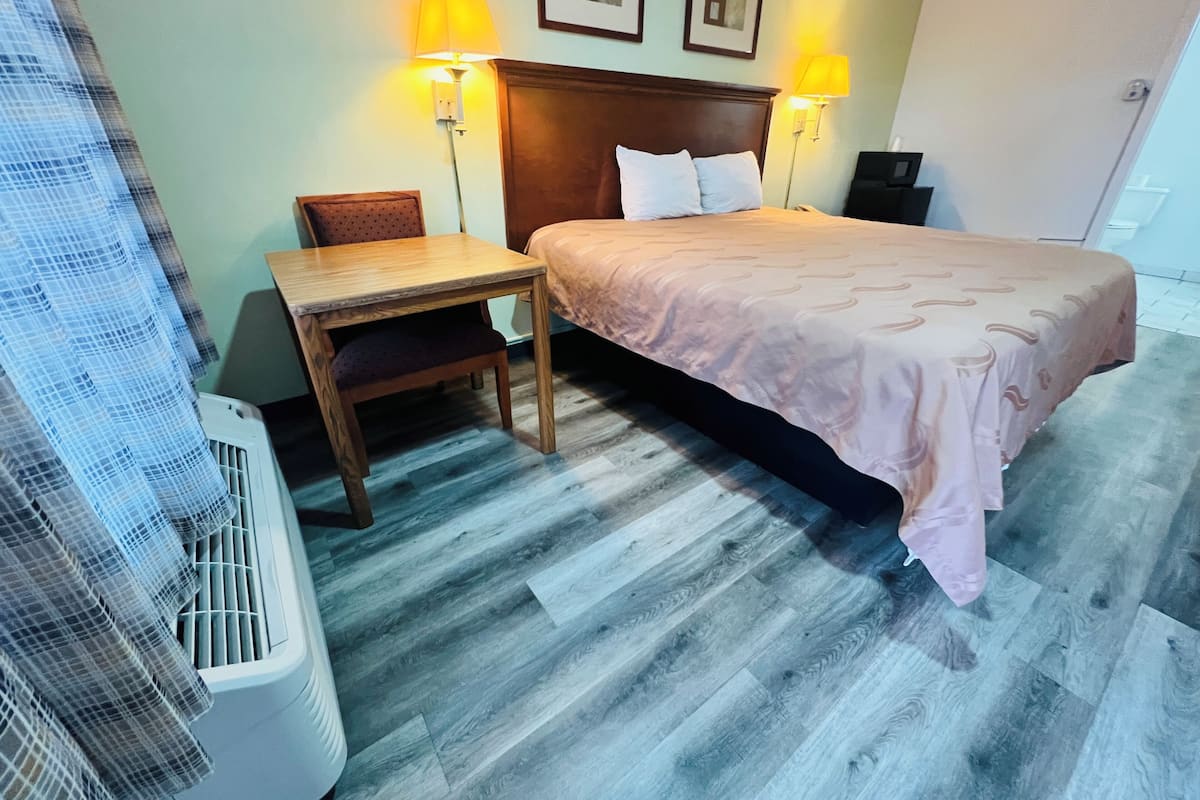 Suite, 1 très grand lit, non-fumeurs | Bureau, fer et planche à repasser, Wi-Fi gratuit, draps fournis