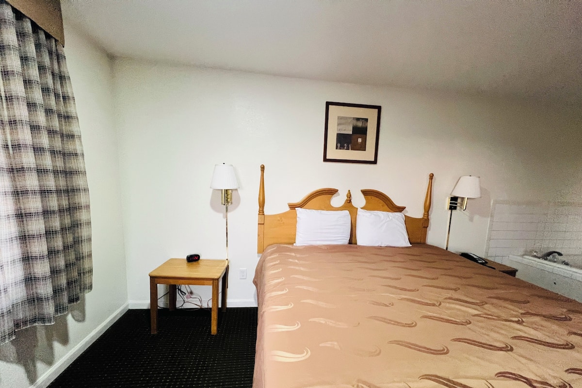 Chambre, 1 très grand lit, non-fumeurs | Bureau, fer et planche à repasser, Wi-Fi gratuit, draps fournis