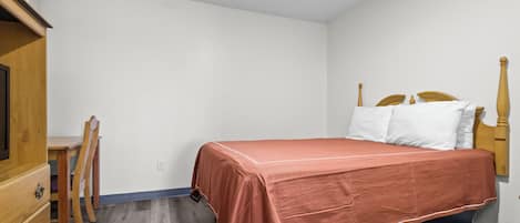 Chambre, 1 trĂšs grand lit, fumeurs | Bureau, fer et planche Ă repasser, Wi-Fi gratuit, draps fournis