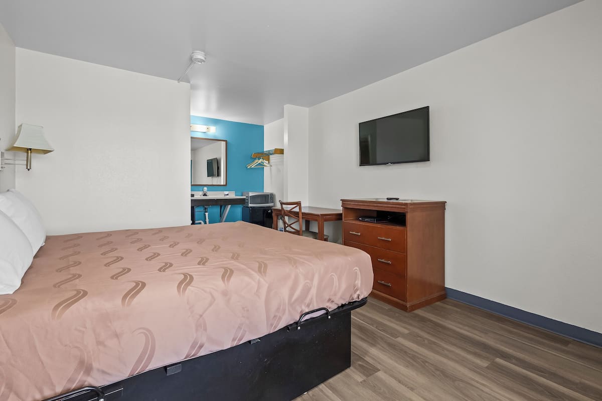 Room, 1 King Bed, Non Smoking | Desk, iron/ironing board, free WiFi, bed sheets