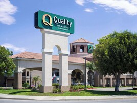 Un hotel con un letrero llamativo que dice "Quality Inn & Suites by Choice Hotels".
