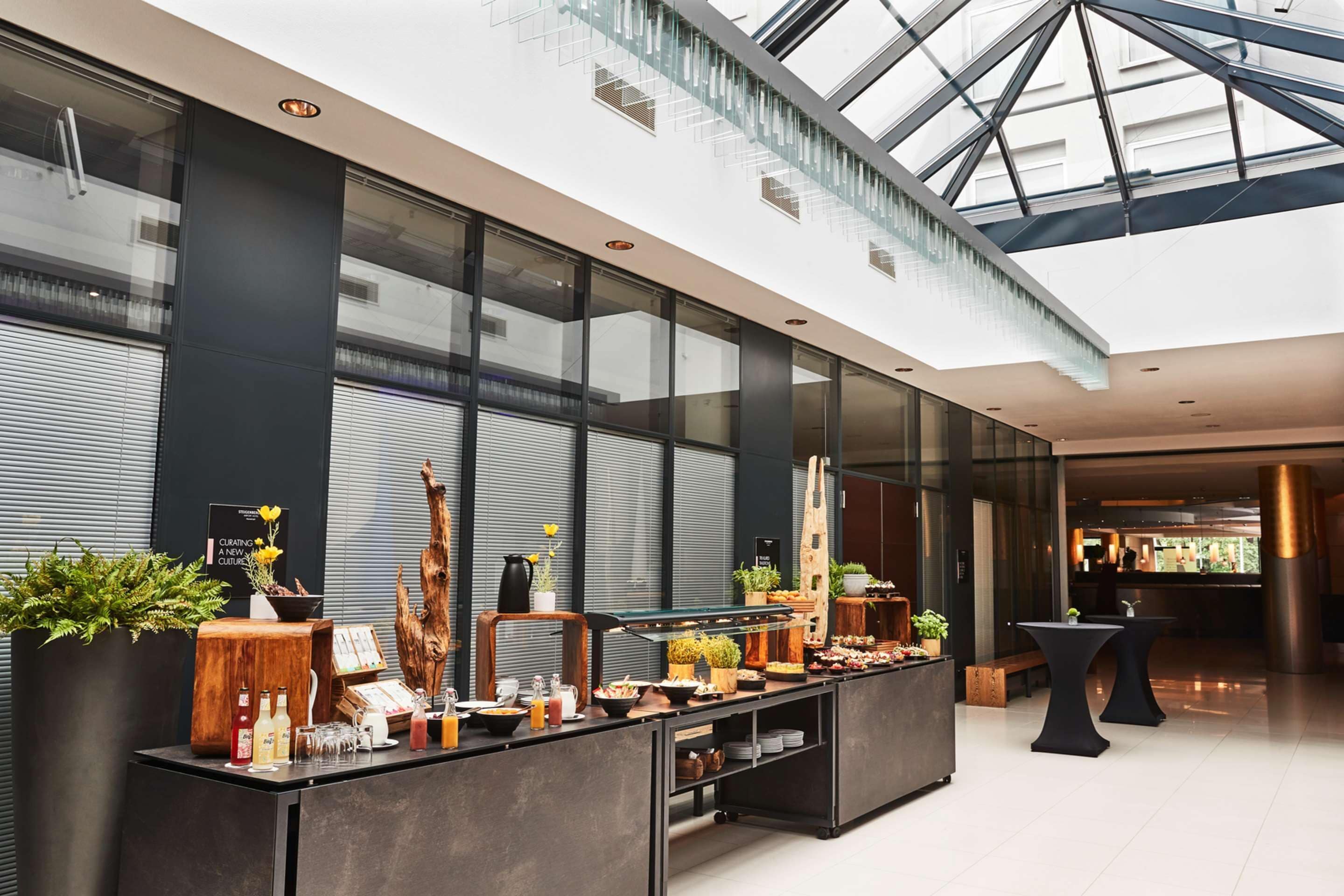 Hi ha 2 restaurants i s&#x27;hi serveixen esmorzars; plats de cuina alemanya 