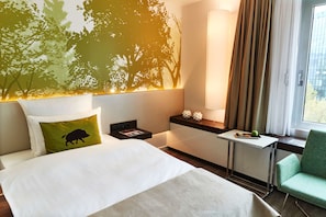 Quarto solteiro empresarial, 1 cama de solteiro | Roupas de cama antialérgicas, frigobar, cofres nos quartos, escrivaninha