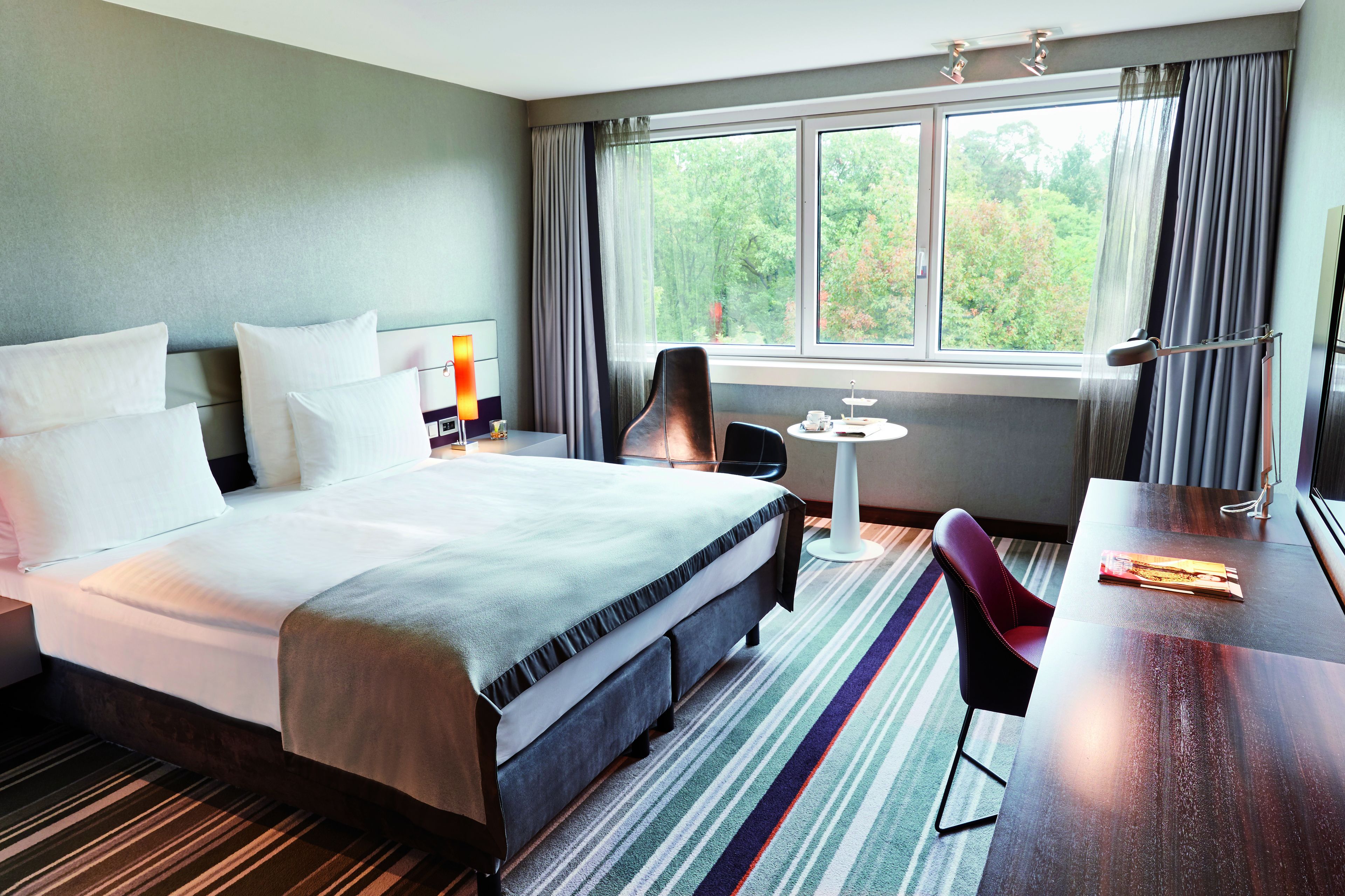 Allergikerbettwaren, Minibar, Zimmersafe, Schreibtisch