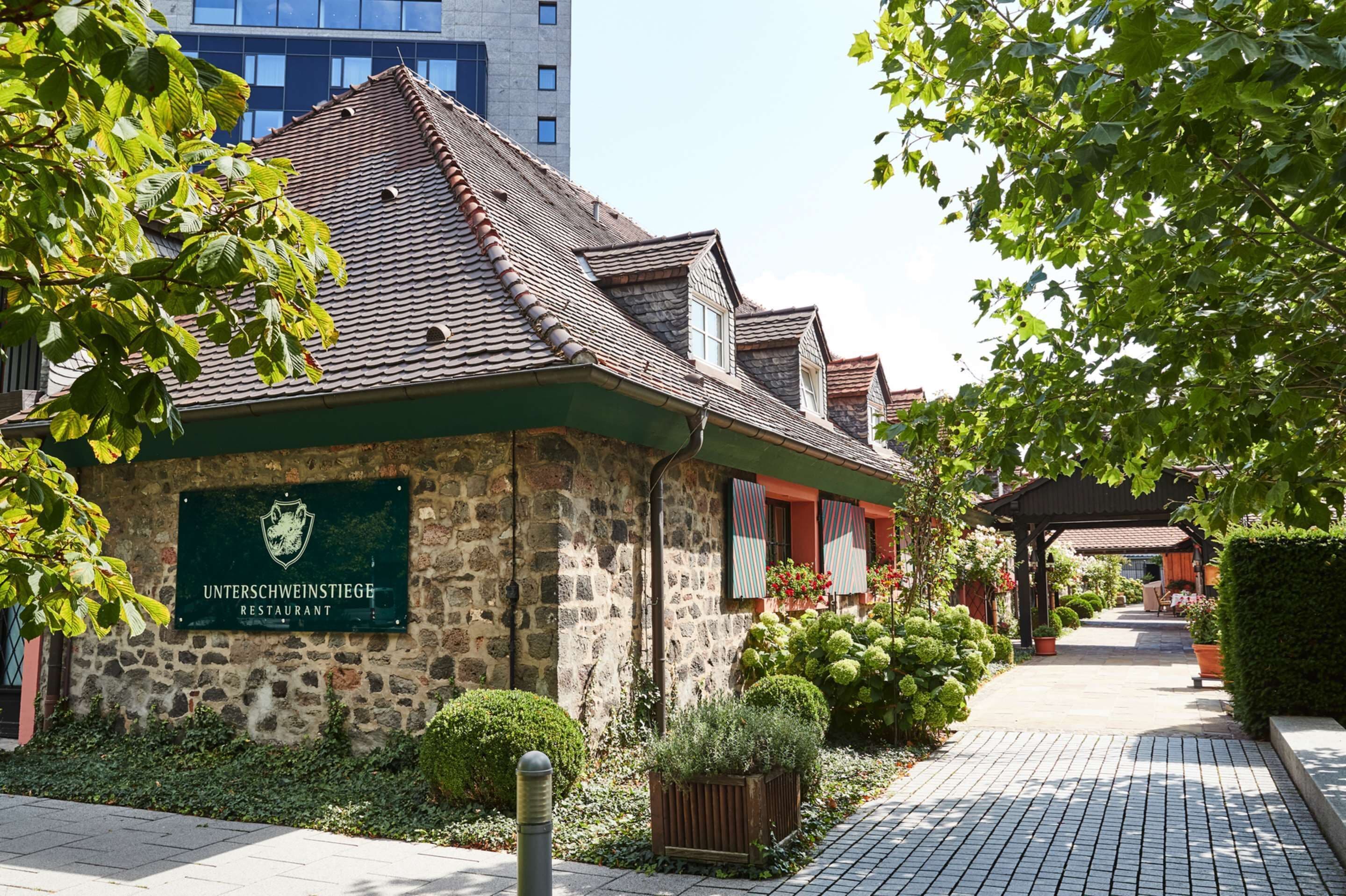 2 restaurants, breakfast, dinner served; german cuisine