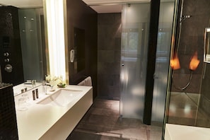 Chambre Exécutive, 1 lit double | Literie hypoallergénique, minibar, coffres-forts dans les chambres