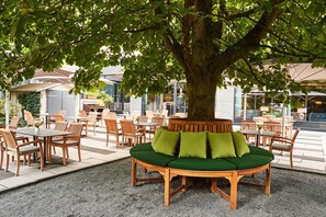 2 restaurantes; se sirven desayunos, cenas y cocina alemana 