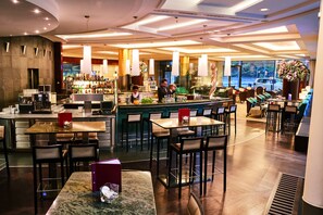 Hi ha 2 restaurants i s'hi serveixen esmorzars; plats de cuina alemanya 