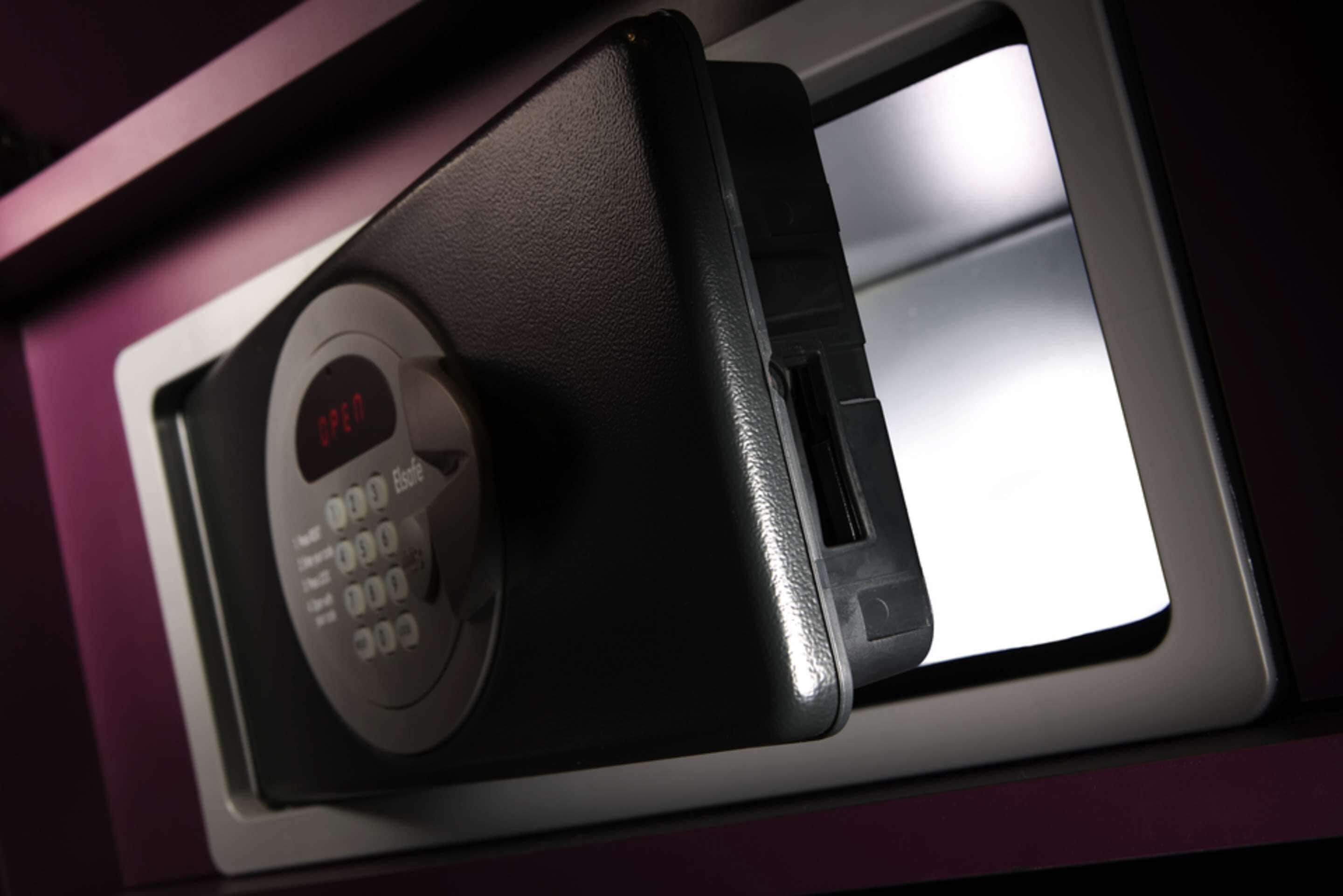 Una serratura elettronica sulla porta, che segnala un accesso sicuro.