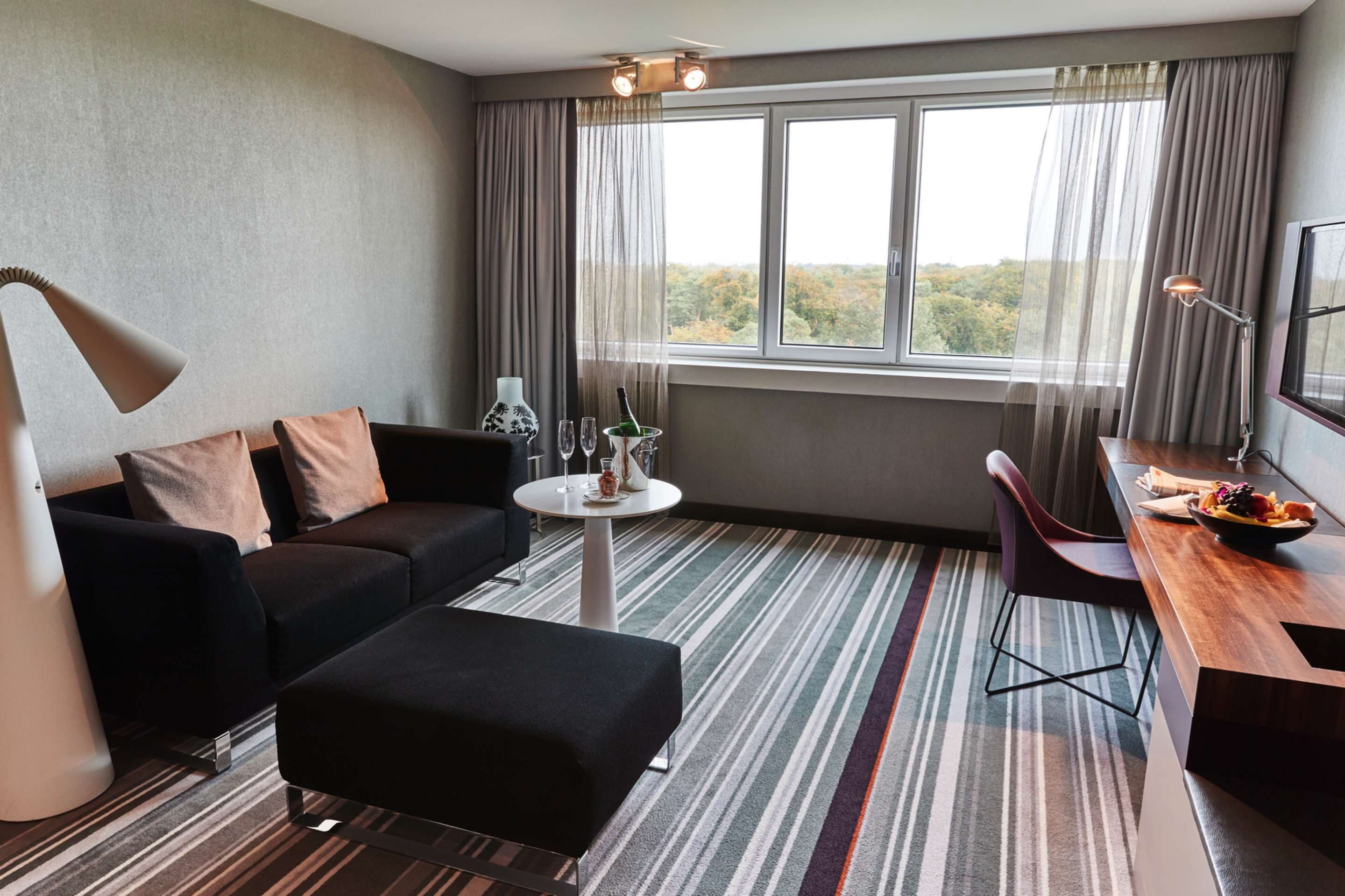 Junior Suite | Hypo-allergenic bedding, minibar, in-room safe, desk