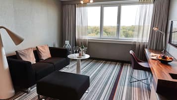 Junior Suite | Hypo-allergenic bedding, minibar, in-room safe, desk